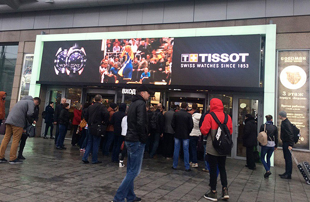 Eye-catching front service screens shining in Moscow shopping mall